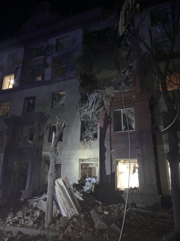 Россияне ударили по многоэтажке в центре Запорожья в ночь на 18 октября (ОБНОВЛЕНО)