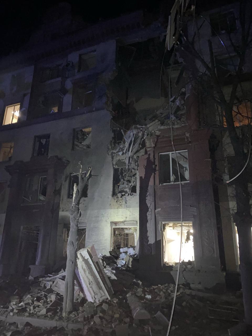 Росіяни вдарили по багатоповерхівці в центрі Запоріжжя в ніч на 18 жовтня (ОНОВЛЕНО)