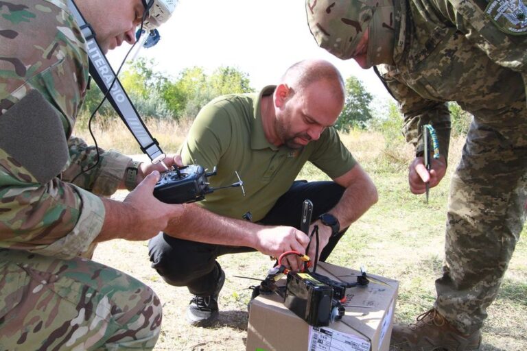 Военные провели тест ударных дронов запорожского производства (ВИДЕО)