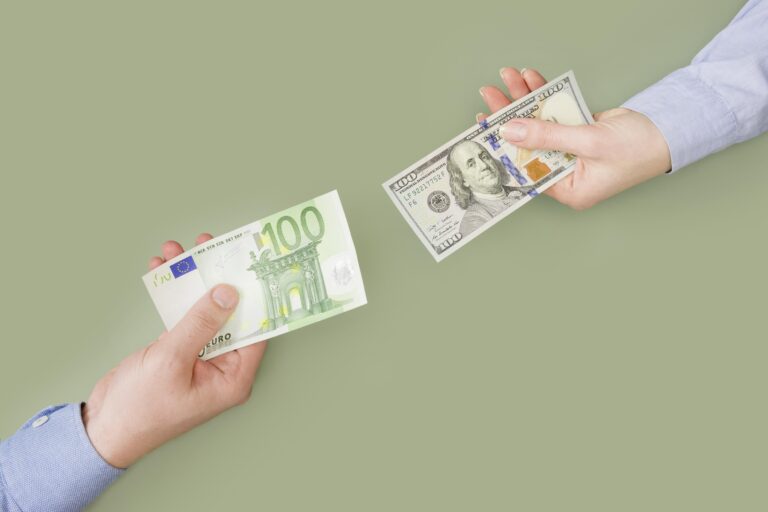 Курс валют на 22 октября в Запорожье: доллар и евро в банках