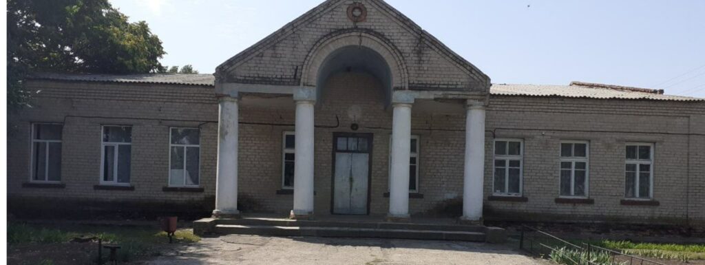 Зруйновану школу та синагогу