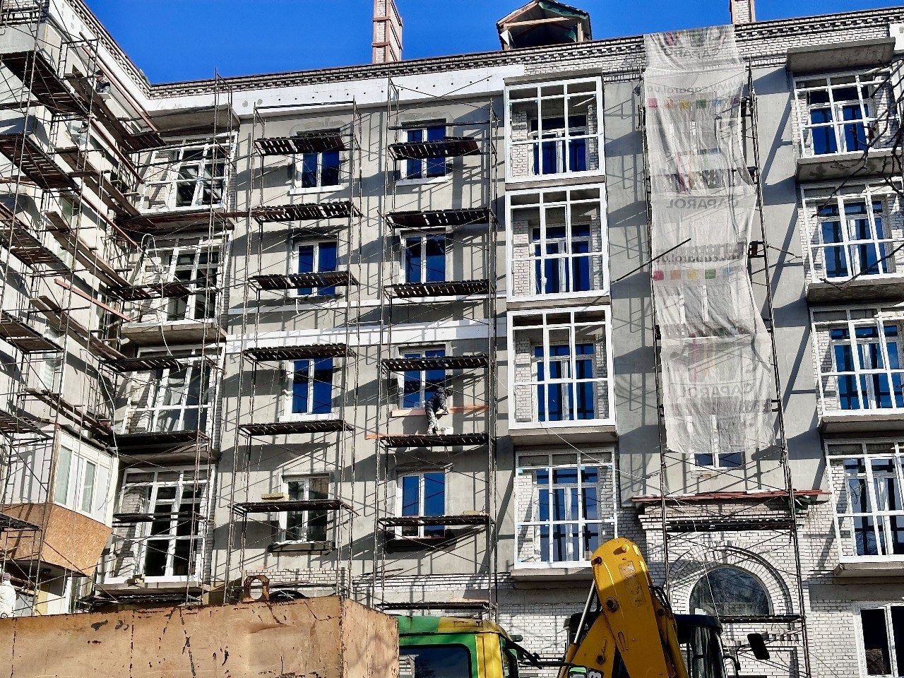 Три многоэтажки в Запорожье начали отстраивать после ракетных атак