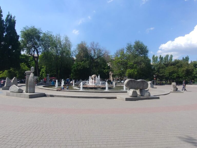 У центрі Запоріжжя встановили невідомі кіоски: реакція міської влади (ФОТО)