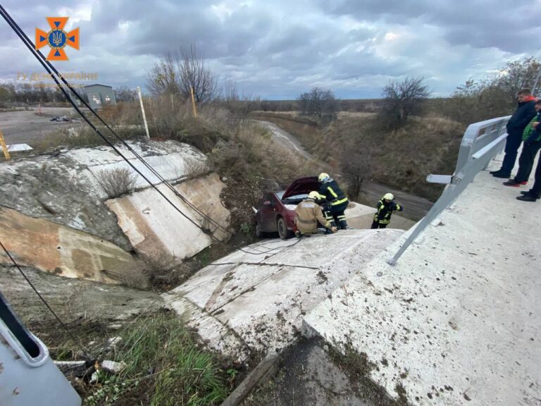 Водитель попал в кювет у моста в Запорожье (ФОТО)