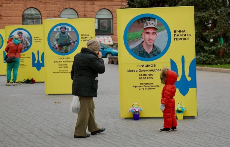 В Запорожье ко Дню Вооруженных Сил Украины установили новые призмы в память о павших воинах
