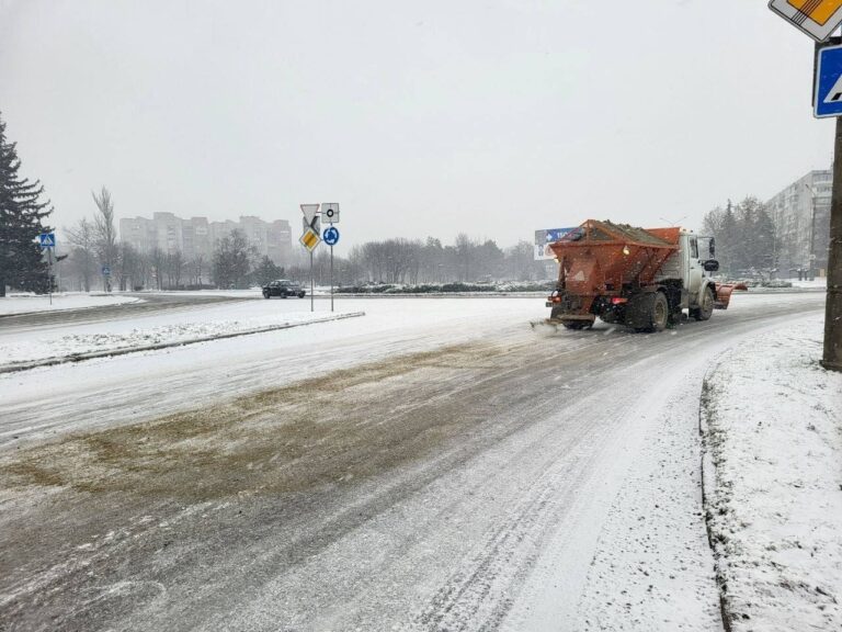 Комунальники почали розчищати сніг у Запоріжжі (ФОТО)