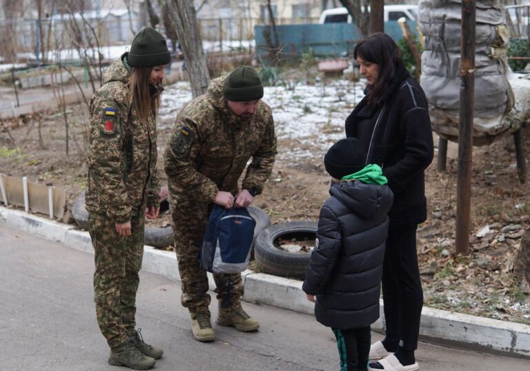 Запорожские военные поздравили детей с Днем святого Николая (ФОТО)