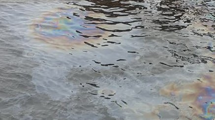 В Запорожье установили причину утечки нефти в реку Днепр