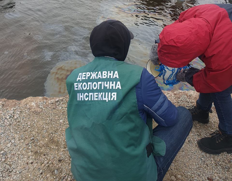 У річці Дніпро виявили забруднення нафтою