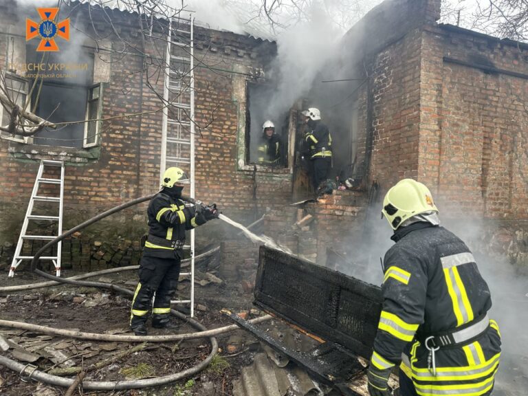 В Запорожье произошел пожар в доме: в помещении погибла женщина