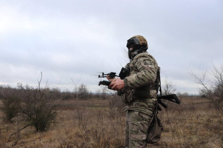На Запорожском направлении FPV-дрон уничтожил оккупантов, когда те отступали (ВИДЕО)