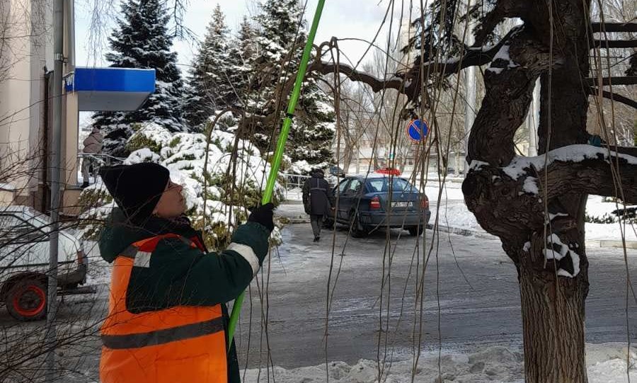 Комунальники у Запоріжжі розчищають сніг