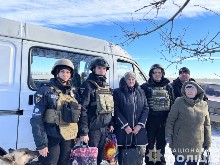 Запорізькі поліцейські вивезли жінок із Полтавки, що на лінії вогню: евакуація триває. ВІДЕО