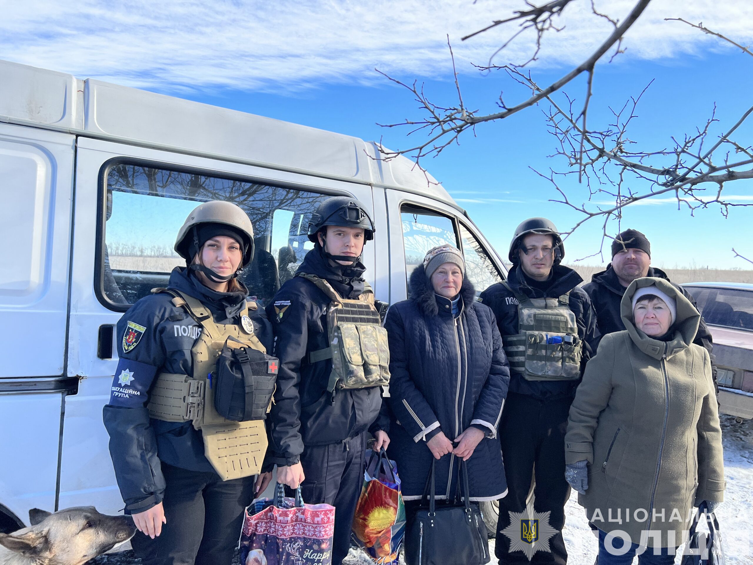 Запорожские полицейские вывезли женщин из Полтавки на линии огня: эвакуация продолжается. ВИДЕО