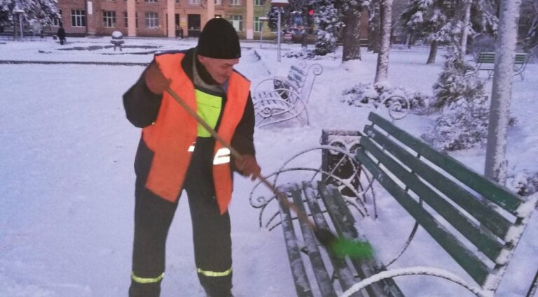 У Запоріжжі комунальники усувають наслідки снігопаду (ФОТО)