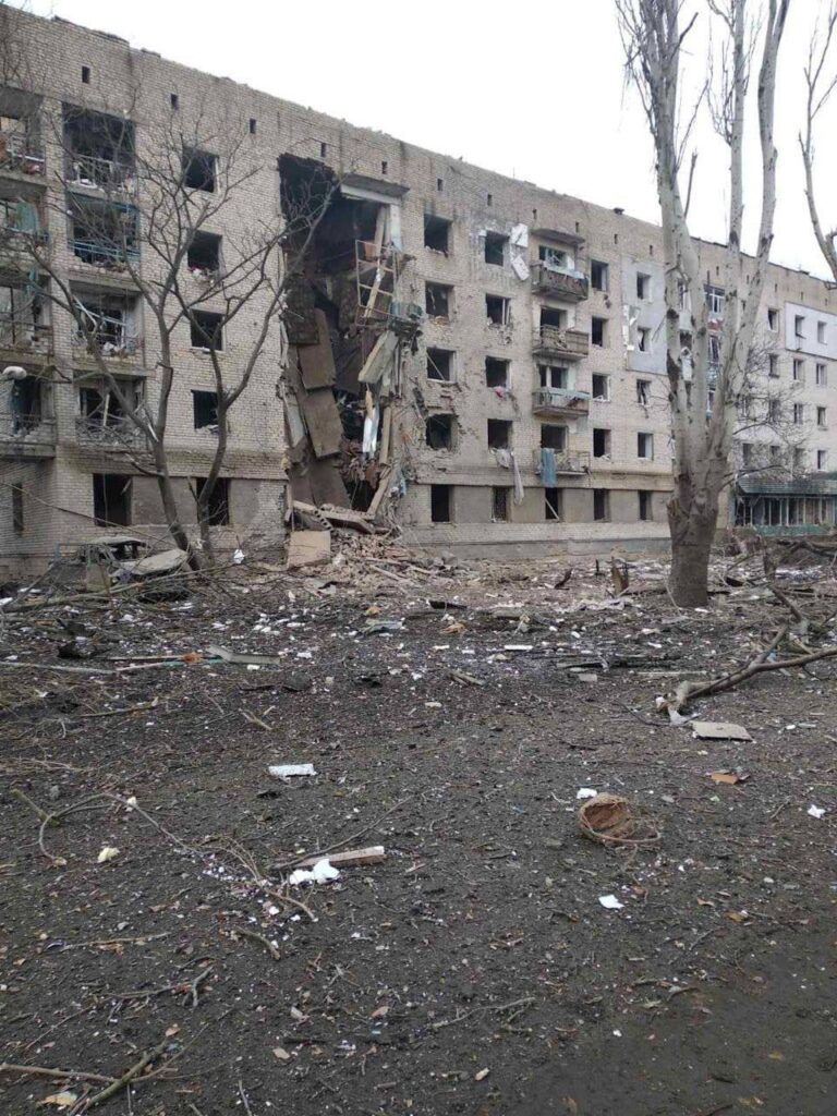 Атака на Запорізьку область: зруйновано під’їзд будинку, є поранені