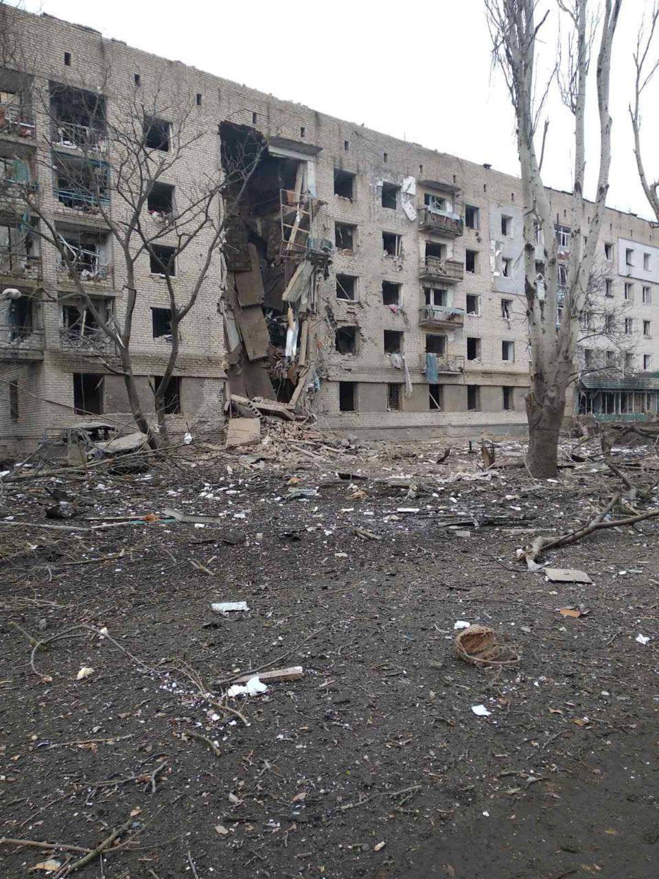 Атака на Запорожскую область: разрушен подъезд дома, есть раненые