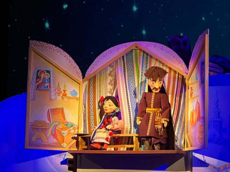 У Запорізькому театрі ляльок продовжать новорічні вистави