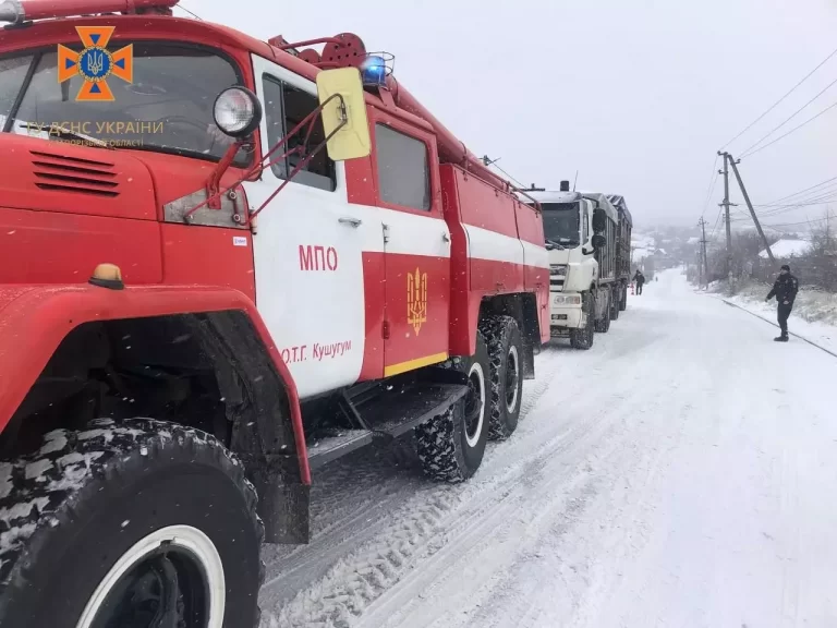 Негода у Запорізькій області: у сніговій пастці опинилися вантажівки та карети швидкої