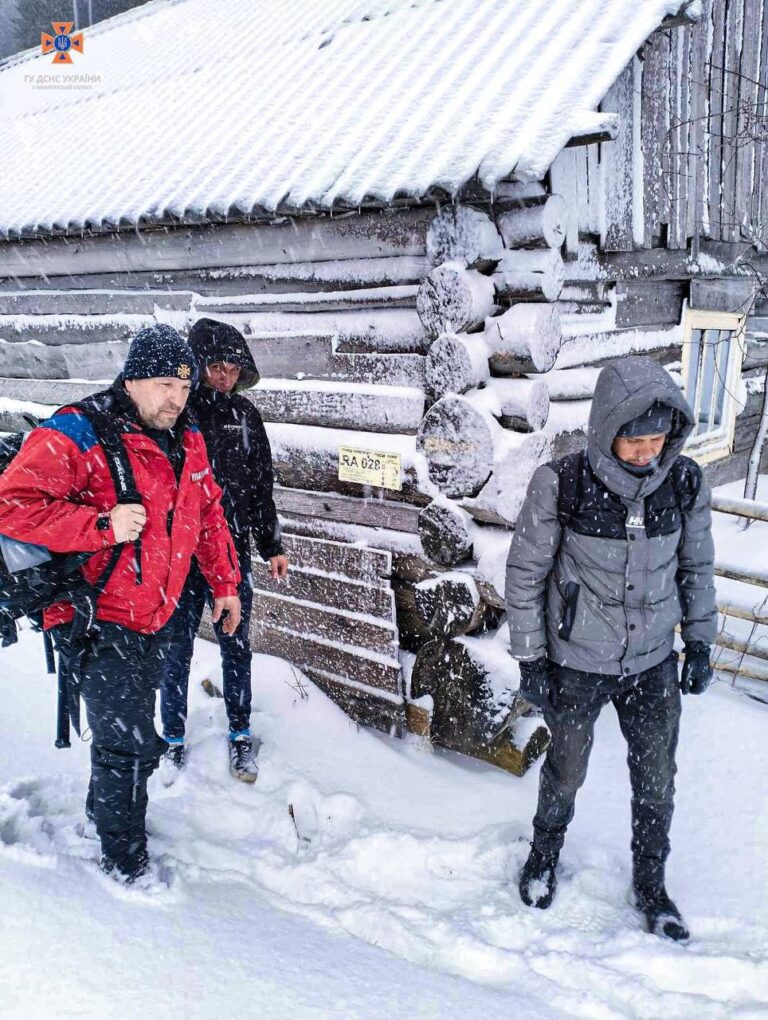 Запорізькі туристи через складні погодні умови заблукали на Говерлі (ФОТО)