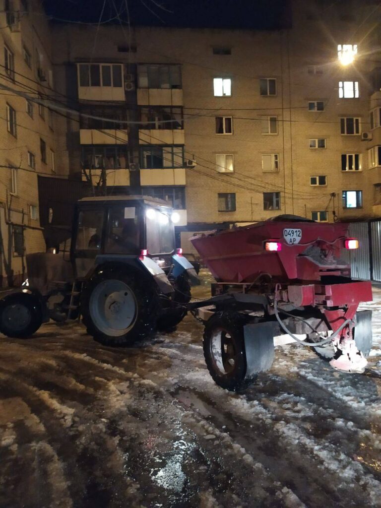 В Запорожье продолжают обрабатывать дороги от гололеда (ФОТО)