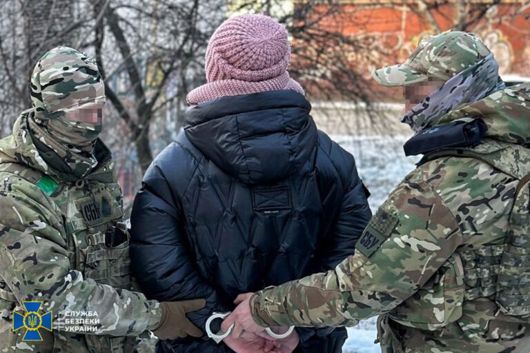 На Запоріжжі СБУ затримали працівницю оборонного підприємства: жінка передавала інформацію росіянам (ФОТО)