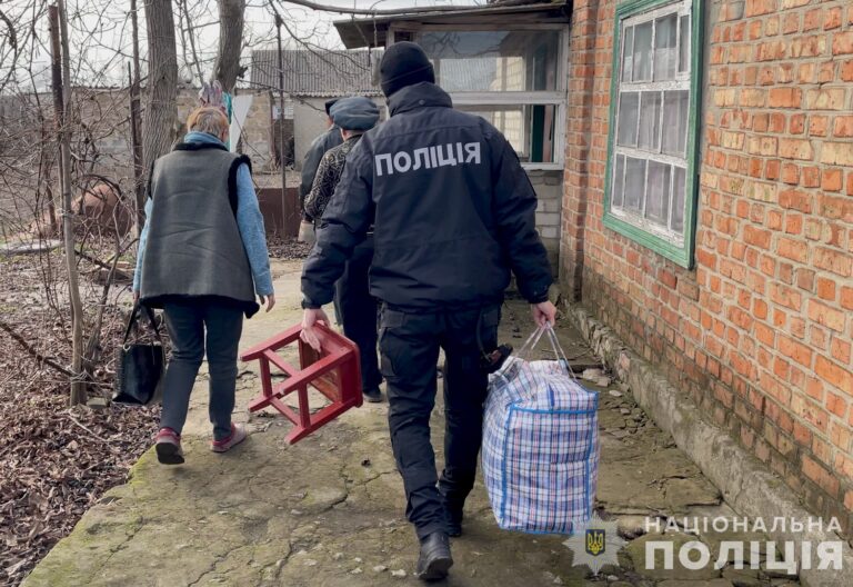 Оккупанты нанесли удар по дому в Запорожской области: полиция эвакуировала владельцев дома (ВИДЕО)