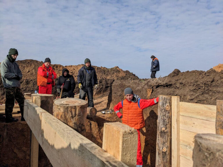 Цілодобові роботи: фортифікації на Запоріжжі возводять будівельники, армійці та волонтери 