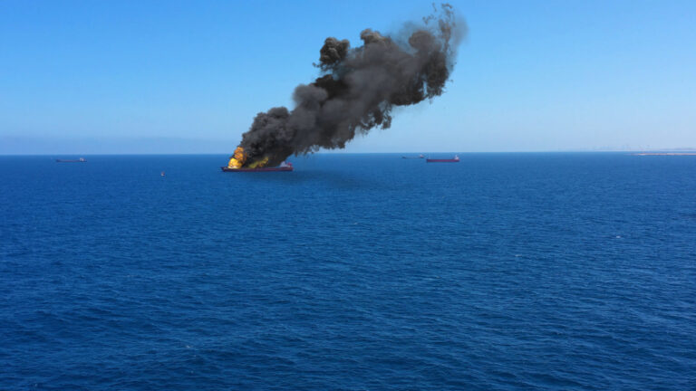 В Азовском море сгорело судно россиян: пять оккупантов погибли (ВИДЕО)