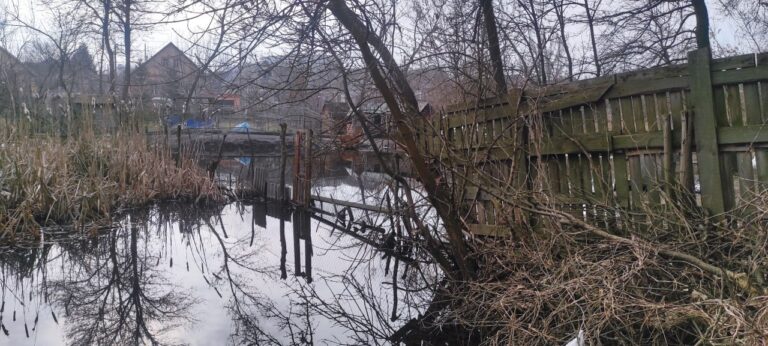 У Запоріжжі невідомий незаконно збудував пташину ферму біля річки (ФОТО)