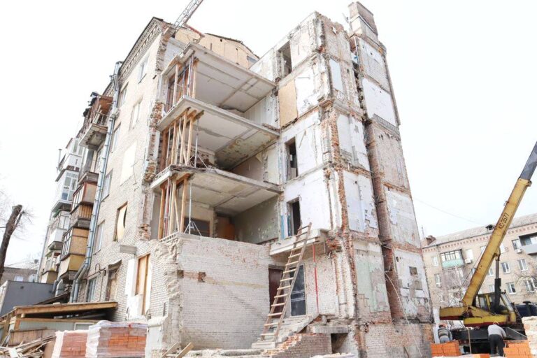 Федоров рассказал, когда в Запорожье жители разрушенных многоэтажек вернутся домой