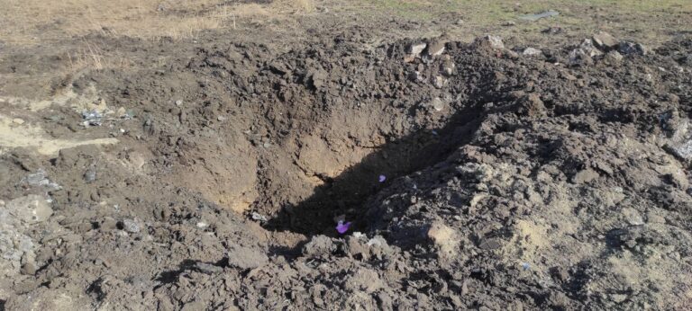 Экологи показали воронку от ракетного удара в Запорожском районе (ФОТО)