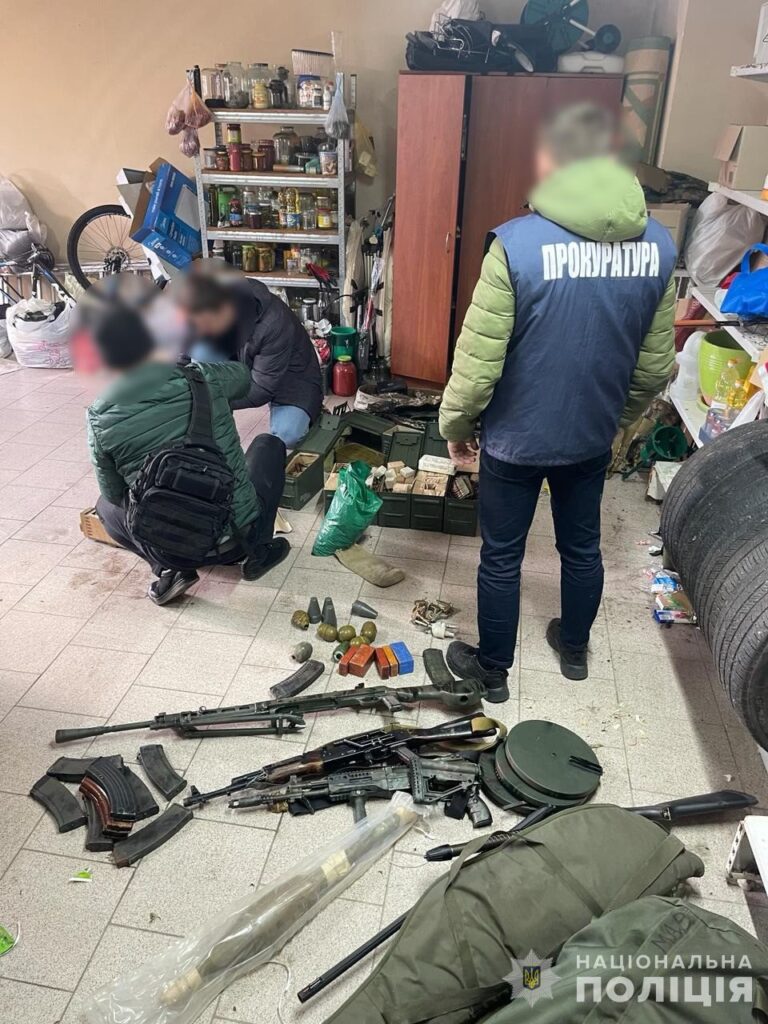 У Запоріжжі група осіб займалися незаконним продажем зброї