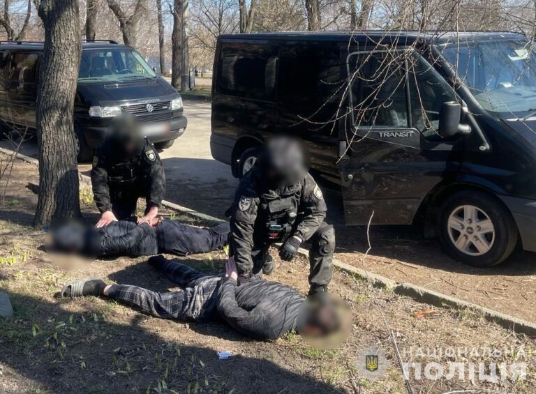 Пытался продать 25 гранат: в Запорожье задержали торговцев оружием (ФОТО)