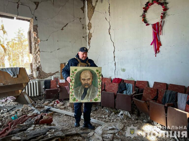 У зруйнованому росіянами Оріхівському будинку культури врятували портрет Шевченка (ФОТО)