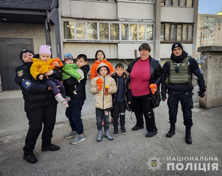 Евакуація триває: запорізькі поліцейські вивезли багатодітні родини з Приморського