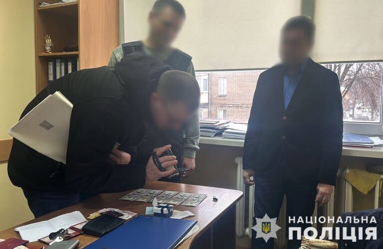 На имущество чиновника Запорожского городского совета наложили арест за взятку