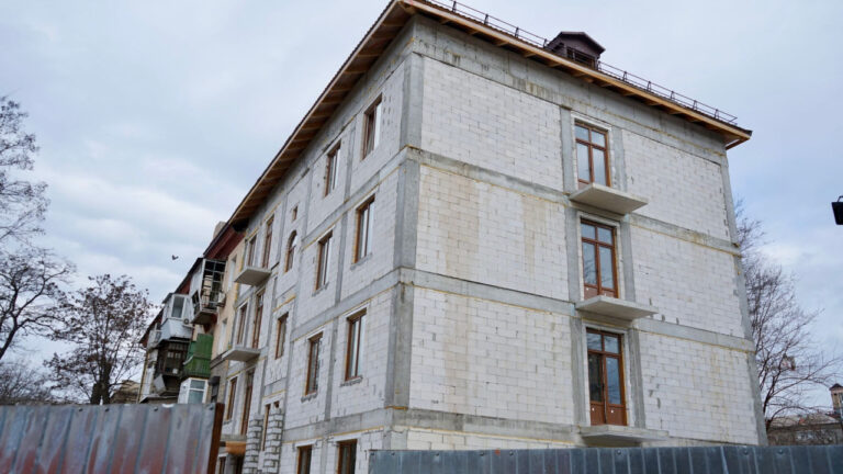 У Запоріжжі продовжується ремонт будинку на вулиці Сталеварів (ФОТО)