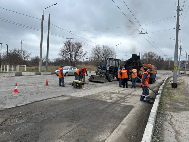 В Запорожье начали ремонтировать дороги: за какие средства ведутся работы