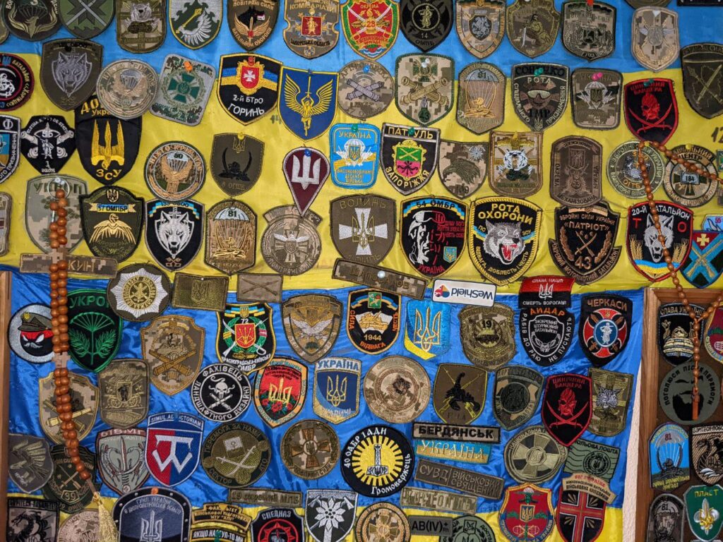 Шеврони українських воїнів, яким допоміг волонтерський центр "Солдатський привал"