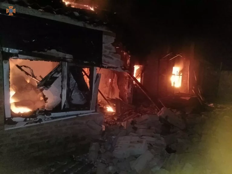 В Запорожской области из-за обстрелов загорелись дома (ФОТО)
