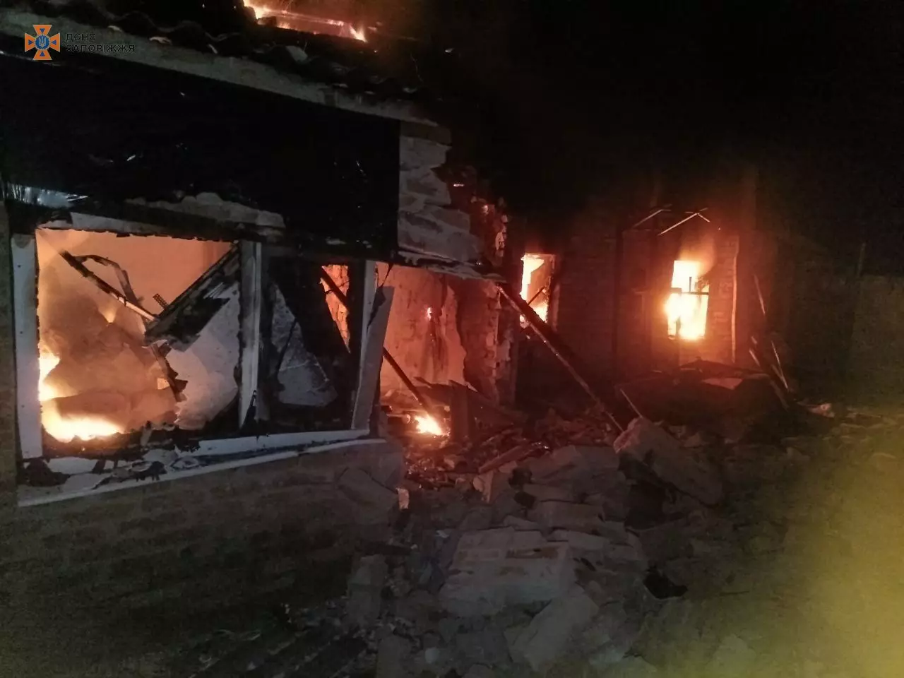 В Запорізькій області через обстріли загорілися будинки (ФОТО)