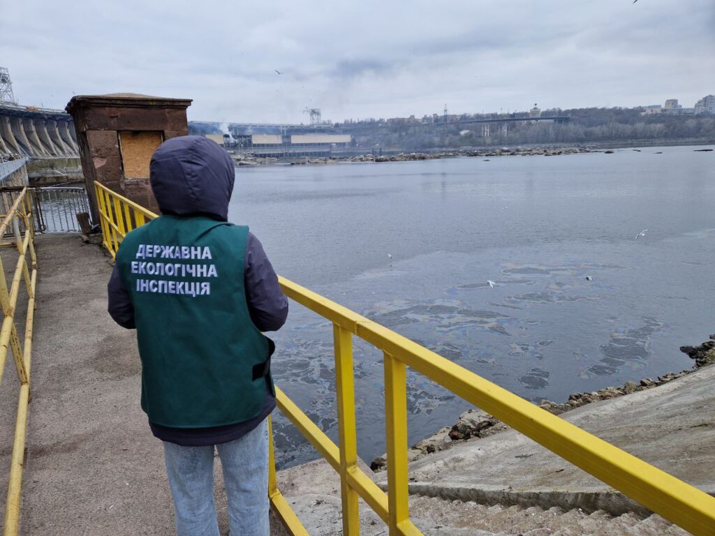 Через ураження ДніпроГЕС в Дніпро витекла нафта