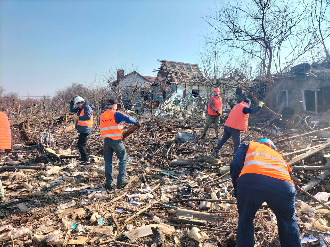 Волонтери показали, як відновлюють будинки в Запоріжжі після атаки (ФОТО)