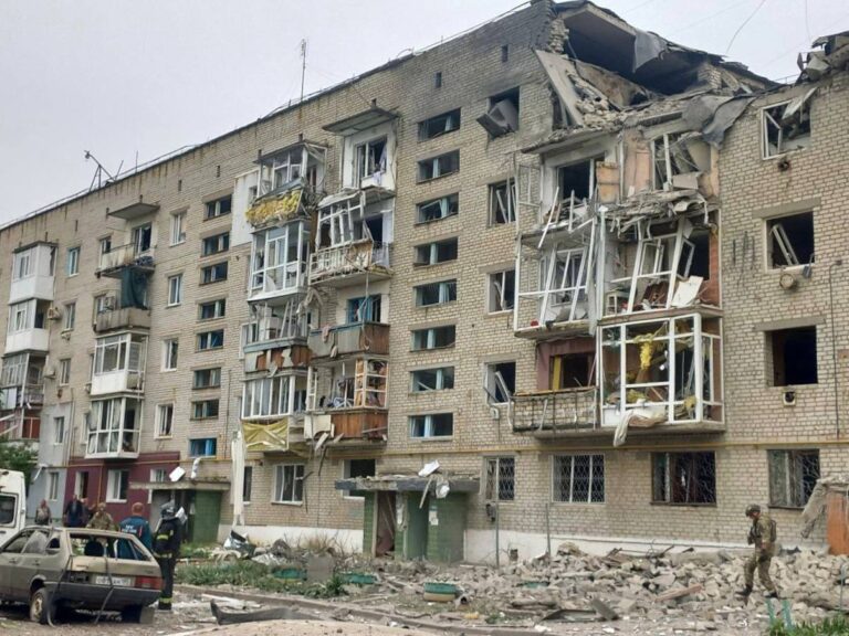 Окупанти зруйнували багатоповерхівку в Токмаку та звинувачують ЗСУ