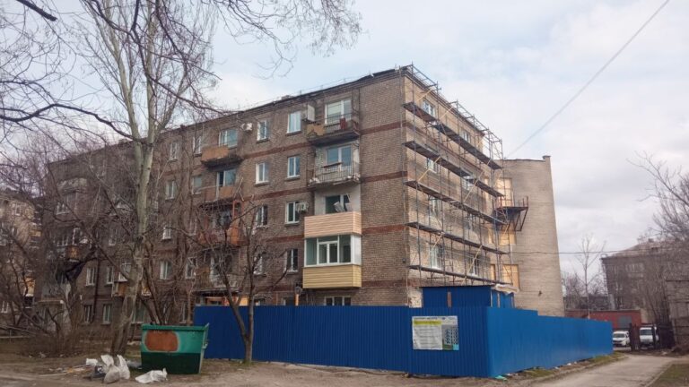 Кам’яногірська, 6: як триває відновлення понівеченого будинку у Запоріжжі. ФОТО