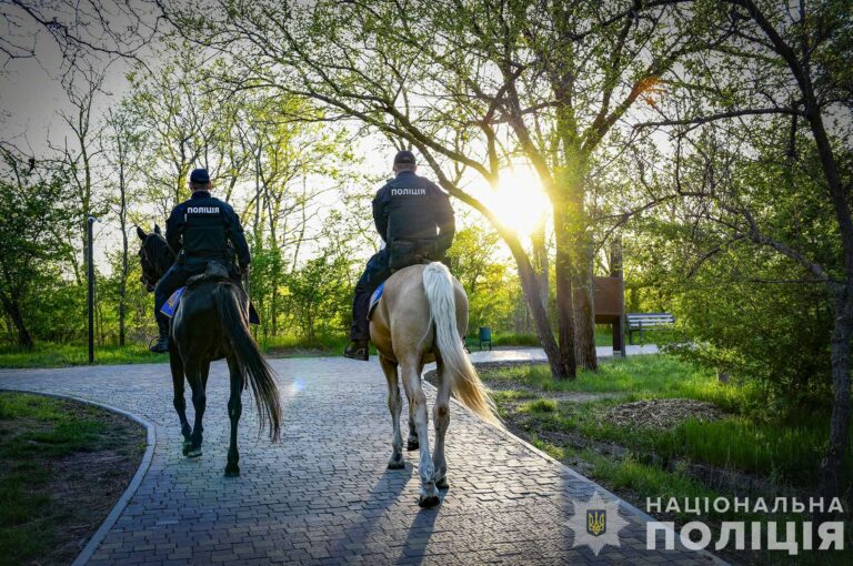 В Запорожье на острове Хортица полиция патрулирует территорию на лошадях (ФОТО)