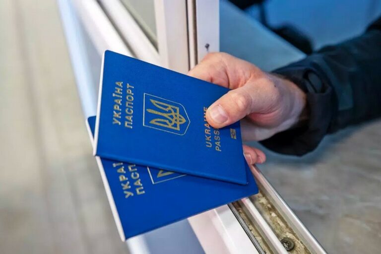 Запорізькі чоловіки за кордоном зможуть отримати паспорт лише в Україні: деталі нововведень