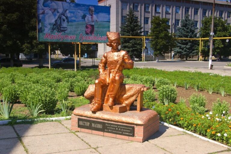 Россияне разрушили памятник Нестору Махно в Гуляйполе: как он выглядит (ФОТО)