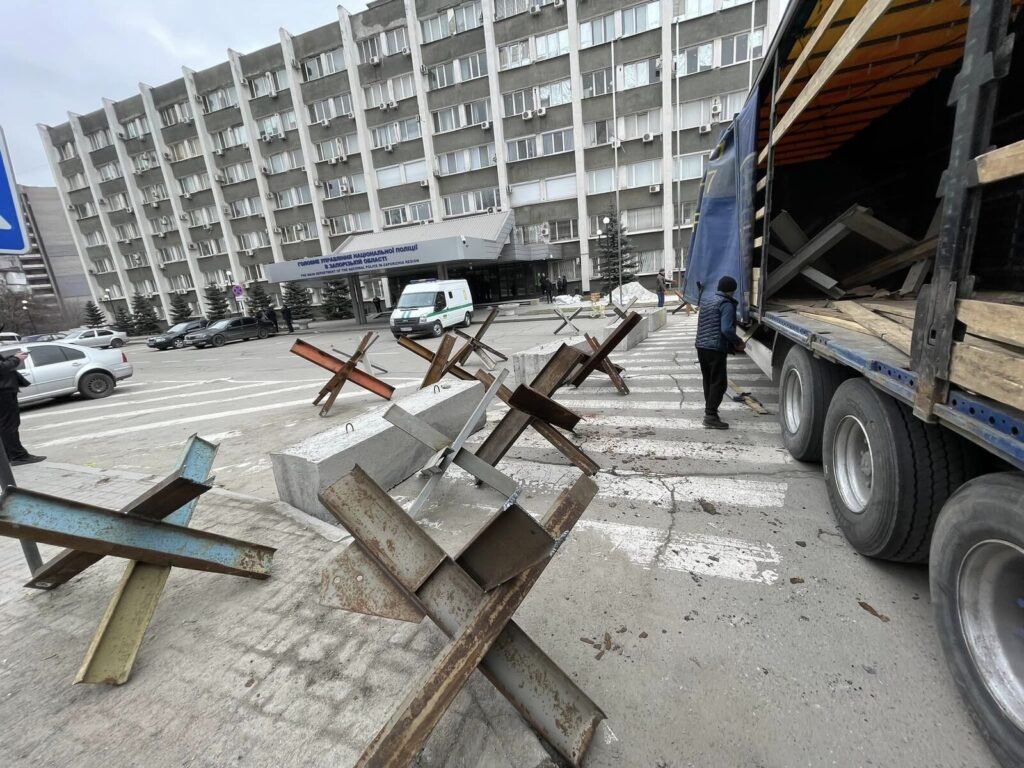 Протитанкові "їжаки" встановлені волонетрами біля Головного управління Національної поліції в Запорізькій області, березень 2022